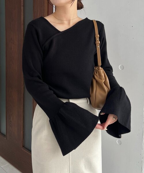 CAPRICIEUX LE'MAGE（カプリシューレマージュ）の「フレア袖アシメネックニット（ニット/セーター・レディース・ブラック/ブラウン/ホワイト系その他・FREE）」の2枚目の写真