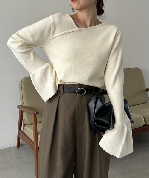 CAPRICIEUX LE'MAGE（カプリシューレマージュ）の「フレア袖アシメネックニット（ニット/セーター・レディース・ブラック/ブラウン/ホワイト系その他・FREE）」の4枚目の写真