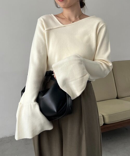 CAPRICIEUX LE'MAGE（カプリシューレマージュ）の「フレア袖アシメネックニット（ニット/セーター・レディース・ブラック/ブラウン/ホワイト系その他・FREE）」の8枚目の写真