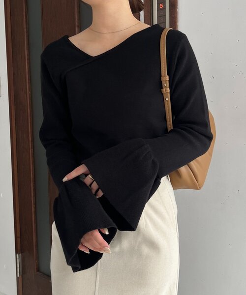 CAPRICIEUX LE'MAGE（カプリシューレマージュ）の「フレア袖アシメネックニット（ニット/セーター・レディース・ブラック/ブラウン/ホワイト系その他・FREE）」の16枚目の写真