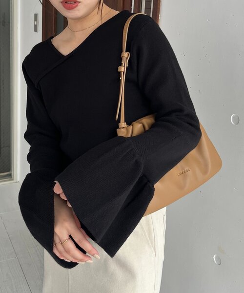 CAPRICIEUX LE'MAGE（カプリシューレマージュ）の「フレア袖アシメネックニット（ニット/セーター・レディース・ブラック/ブラウン/ホワイト系その他・FREE）」の17枚目の写真