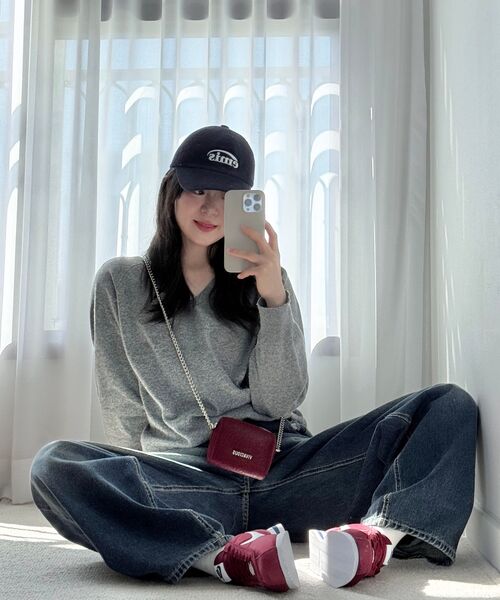 Vivacious(ビバシャス)の「Foy Chain Mini Bag - 7COL(メッセンジャーバッグ・レディース・バーガンディー/ベージュ/ブラウン/グレー/ピンク/シルバー/ブラック・FREE)」の17枚目の写真