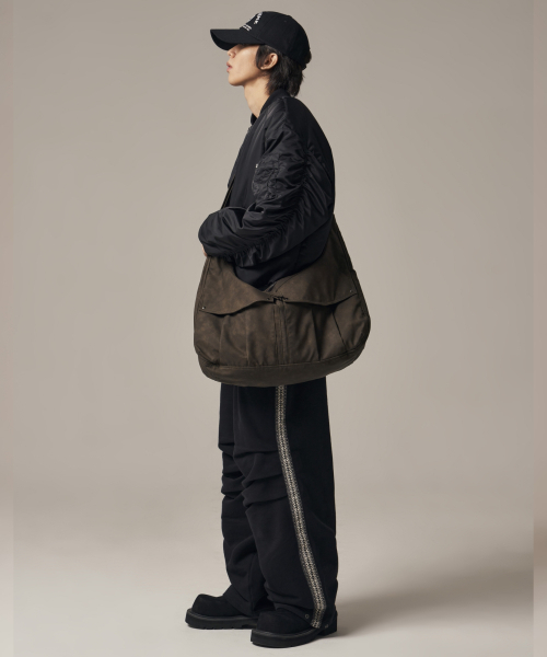 IDWS(アイドンワナセル)の「Mega Loop Hobo Bag Brown(メッセンジャーバッグ・レディース・その他・OS)」の13枚目の写真