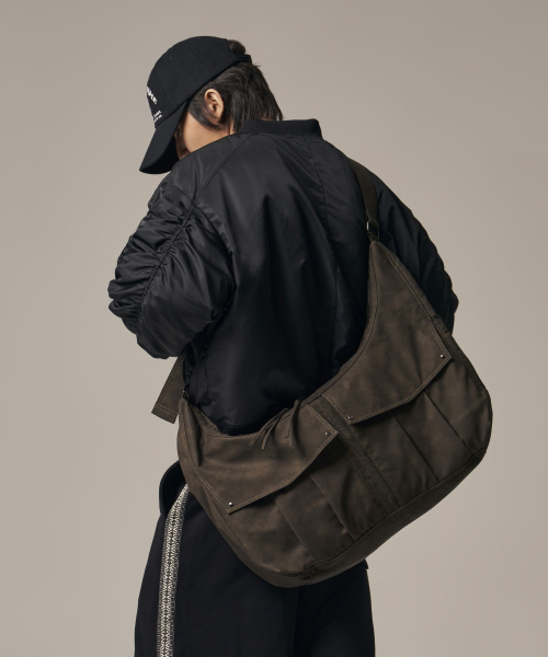 IDWS(アイドンワナセル)の「Mega Loop Hobo Bag Brown(メッセンジャーバッグ・レディース・その他・OS)」の14枚目の写真