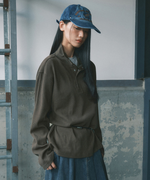 SECONDMONO（セカンドモノローグ）の「カットオフワッフルハイネックロングスリーブ [DKHAKI]_SETS052DKHAKI（Tシャツ/カットソー・レディース・その他・MEDIUM/LARGE）」の4枚目の写真