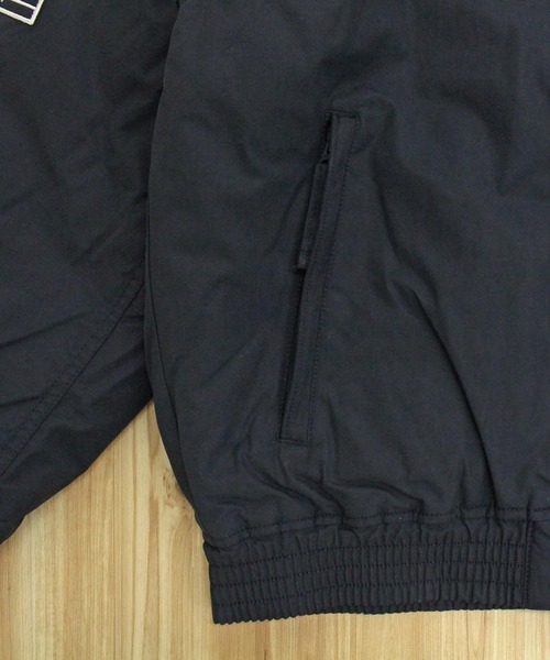 AVIREX(アヴィレックス)の「NYLON STAND BLOUSON "50TH EDITION"(ブルゾン・メンズ・セージグリーン/ブラック/ネイビー・XXL/XL/L/M)」の18枚目の写真