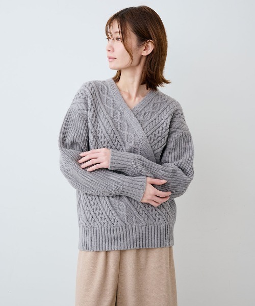 IEDIT（イディット）の「ＩＥＤＩＴ　ケーブル編みカシュクールニット（ニット/セーター・レディース・パープル/グレー/オフホワイト・S/LL/M/L/3L）」の4枚目の写真