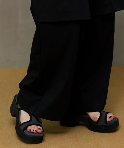 MAISON SPECIAL(メゾンスペシャル)の「【2026SPRING PRE-ORDER】Side-Open Stretch Sandals/サイドオープンストレッチサンダル(サンダル・レディース・チャコールグレー/ブラック・38/37/36)」の2枚目の写真