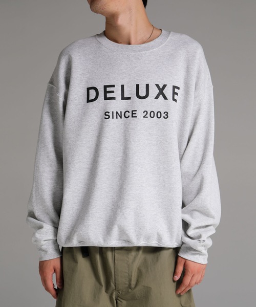 DELUXE(デラックス)の「DELUXE LOGO CREW(スウェット・メンズ・グレー/ブラック・MEDIUM/X-LARGE)」の2枚目の写真