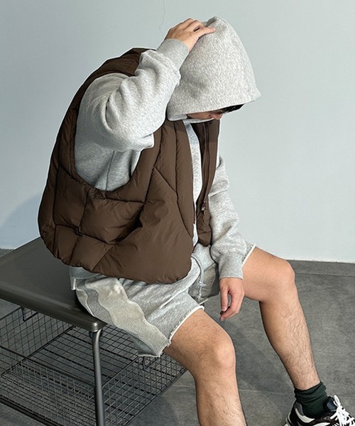 WESTBOY（ウエストボーイ）の「軽量 オーバーサイズ パッファー ダウンベスト WO25W14OT02（ダウンベスト・メンズ・ブラック/ブラウン・L/M/XL）」の2枚目の写真