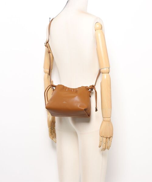 A.P.C.（アーペーセー）の「SAC NINON MINI/バッグ（ショルダーバッグ・レディース・ブラウン系その他・ONESIZE）」の5枚目の写真