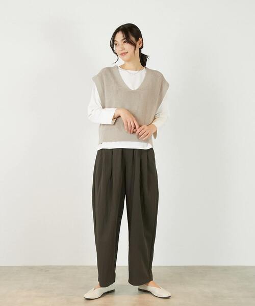 MELROSE claire（メルローズ クレール）の「【コットンミックスの片畦Vネックベスト】（ベスト・レディース・ベージュ/チャコールグレー/オフホワイト・FREE）」の13枚目の写真