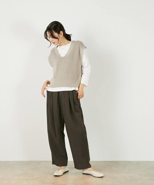 MELROSE claire（メルローズ クレール）の「【コットンミックスの片畦Vネックベスト】（ベスト・レディース・ベージュ/チャコールグレー/オフホワイト・FREE）」の14枚目の写真