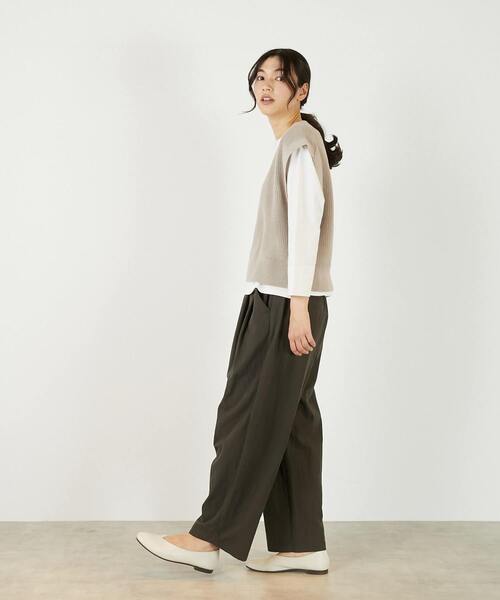 MELROSE claire（メルローズ クレール）の「【コットンミックスの片畦Vネックベスト】（ベスト・レディース・ベージュ/チャコールグレー/オフホワイト・FREE）」の15枚目の写真