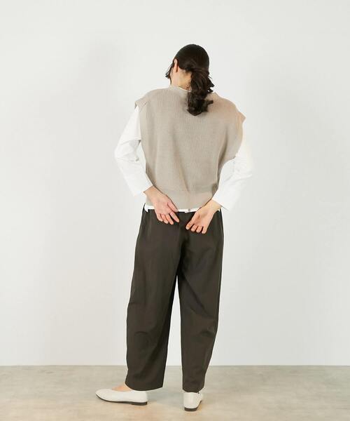 MELROSE claire（メルローズ クレール）の「【コットンミックスの片畦Vネックベスト】（ベスト・レディース・ベージュ/チャコールグレー/オフホワイト・FREE）」の16枚目の写真