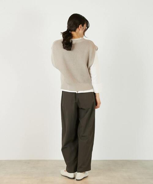 MELROSE claire（メルローズ クレール）の「【コットンミックスの片畦Vネックベスト】（ベスト・レディース・ベージュ/チャコールグレー/オフホワイト・FREE）」の17枚目の写真