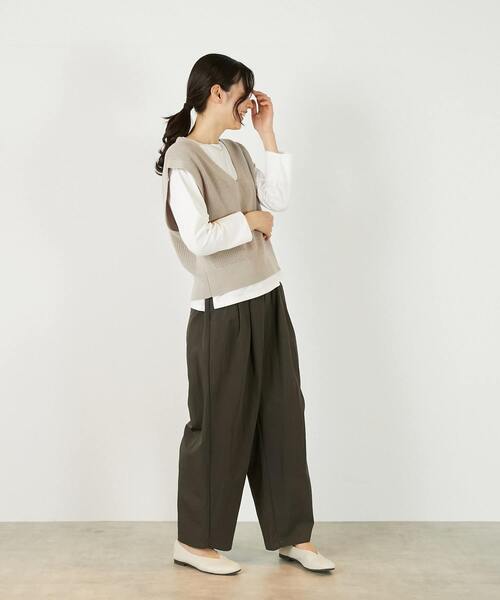MELROSE claire（メルローズ クレール）の「【コットンミックスの片畦Vネックベスト】（ベスト・レディース・ベージュ/チャコールグレー/オフホワイト・FREE）」の18枚目の写真
