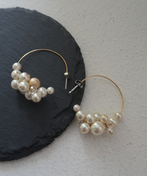 et.UNiVER(エトユニベール)の「Pearl cluster hoop pias(ピアス(両耳用)・レディース・シルバー/ゴールド・FREE)」の1枚目の写真