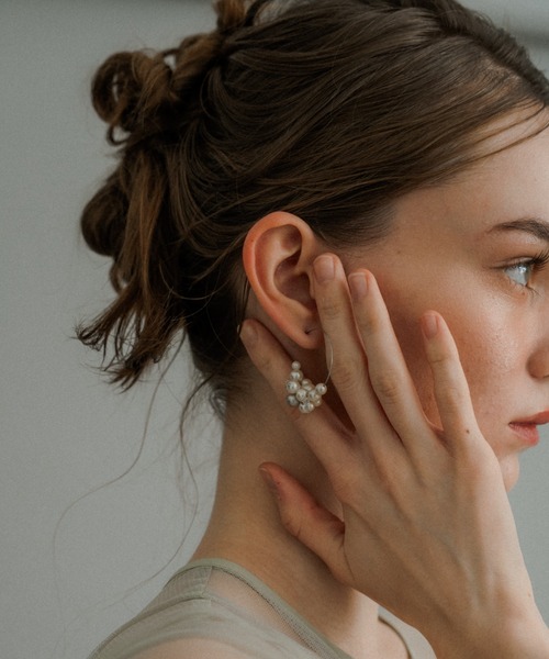et.UNiVER(エトユニベール)の「Pearl cluster hoop pias(ピアス(両耳用)・レディース・シルバー/ゴールド・FREE)」の3枚目の写真