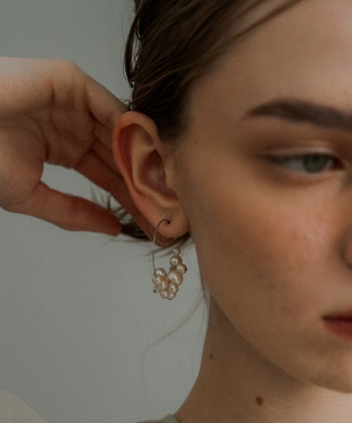 et.UNiVER(エトユニベール)の「Pearl cluster hoop pias(ピアス(両耳用)・レディース・シルバー/ゴールド・FREE)」の5枚目の写真