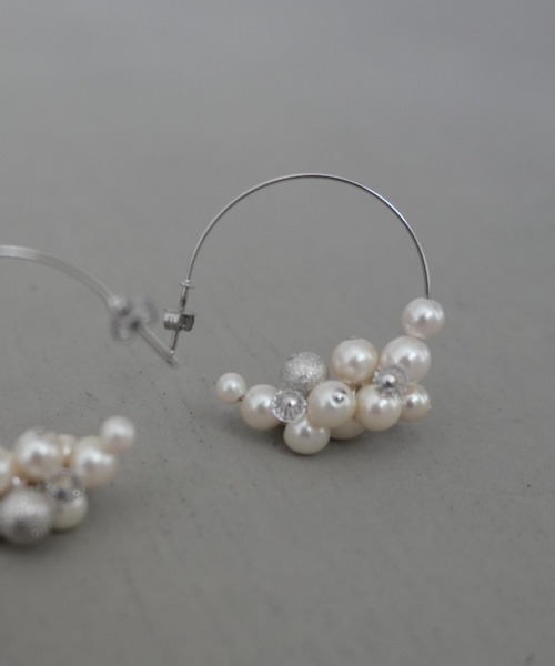 et.UNiVER(エトユニベール)の「Pearl cluster hoop pias(ピアス(両耳用)・レディース・シルバー/ゴールド・FREE)」の9枚目の写真