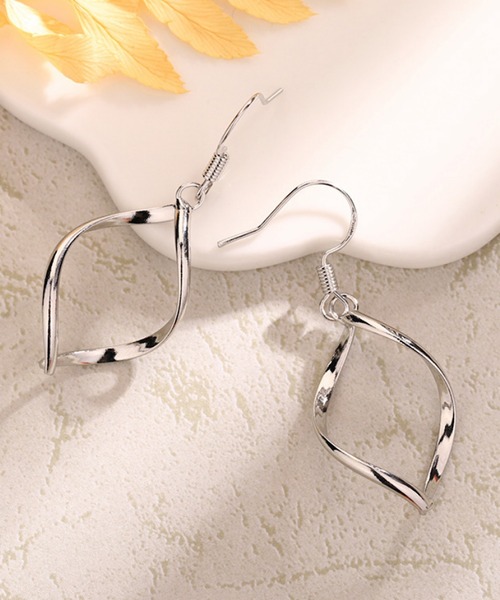 Mignonjour(ミニョンジュール)の「FReePLACe/メタルウェーブピアス R0184(ピアス(両耳用)・レディース・イエローゴールド/ホワイトゴールド・FREE)」の4枚目の写真