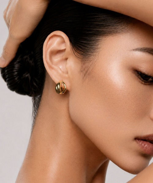 Lyvi（ライビィ）の「Twist Glow Hoops Pierce 金属アレルギー対応（ピアス（両耳用）・レディース・シルバー/ゴールド・FREE）」の2枚目の写真