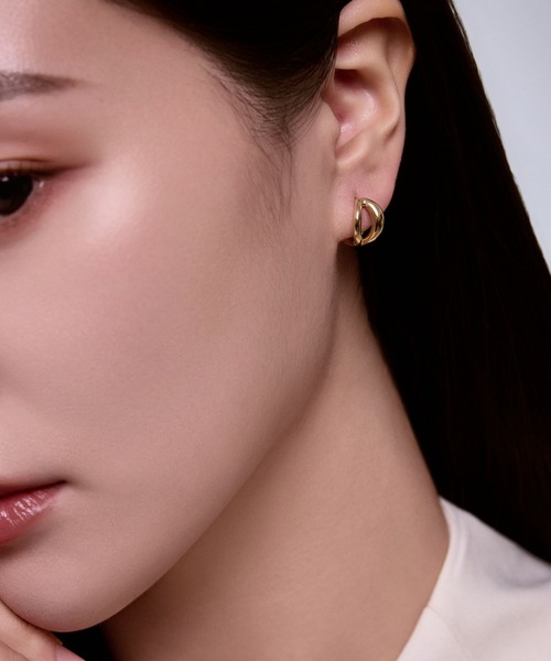 Lyvi（ライビィ）の「Twist Glow Hoops Pierce 金属アレルギー対応（ピアス（両耳用）・レディース・シルバー/ゴールド・FREE）」の4枚目の写真