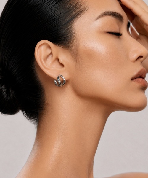 Lyvi（ライビィ）の「Twist Glow Hoops Pierce 金属アレルギー対応（ピアス（両耳用）・レディース・シルバー/ゴールド・FREE）」の9枚目の写真