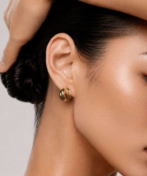Lyvi（ライビィ）の「Twist Glow Hoops Pierce 金属アレルギー対応（ピアス（両耳用）・レディース・シルバー/ゴールド・FREE）」の6枚目の写真