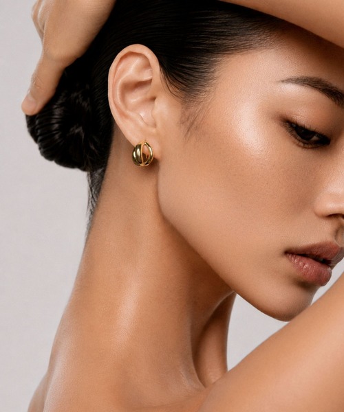 Lyvi（ライビィ）の「Twist Glow Hoops Pierce 金属アレルギー対応（ピアス（両耳用）・レディース・シルバー/ゴールド・FREE）」の5枚目の写真