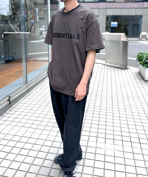 FOG ESSENTIALS（エフオージーエッセンシャルズ）の「【FOG ESSENTIALS】エッセンシャルズ FRONT LOGO BOXY TEE SS ロゴ Tシャツ ラバープリント（Tシャツ/カットソー・メンズ・スミクロ・L/XL）」の4枚目の写真