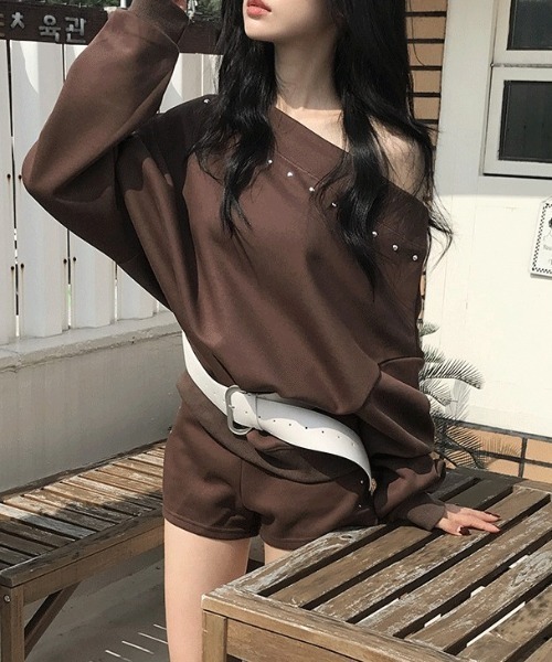 FAVORITO(ファヴォリート)の「オフショルダートップスショートパンツセットアップ(セットアップ・レディース・ブラック/ブラウン/ホワイト/グレー・F)」の4枚目の写真