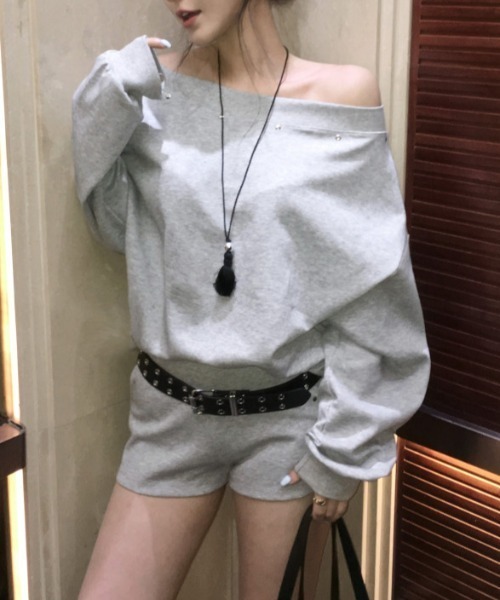FAVORITO(ファヴォリート)の「オフショルダートップスショートパンツセットアップ(セットアップ・レディース・ブラック/ブラウン/ホワイト/グレー・F)」の3枚目の写真