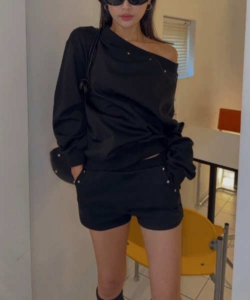 FAVORITO(ファヴォリート)の「オフショルダートップスショートパンツセットアップ(セットアップ・レディース・ブラック/ブラウン/ホワイト/グレー・F)」の5枚目の写真