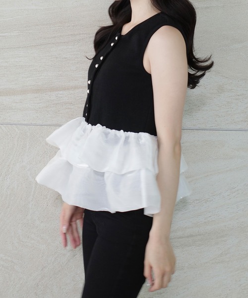 junoah(ジュノア)の「パール釦ノースリーブペプラムトップス(シャツ/ブラウス・レディース・ホワイト/グレー/ブラック・SMALL/MEDIUM/LARGE)」の5枚目の写真