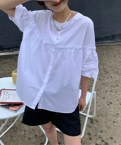 LUCPY(ラクピー)の「エアリーコットンギャザーブラウス(シャツ/ブラウス・レディース・ホワイト・X-LARGE/LARGE/MEDIUM)」の3枚目の写真