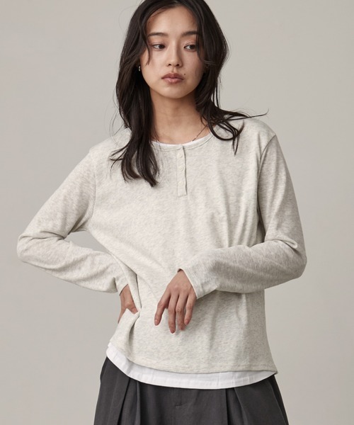 OFROOM(オフルーム)の「Sheer Henley Layered Style Top|シアーヘンリーレイヤード風トップス(Tシャツ/カットソー・レディース・ホワイト×グレー/ホワイト/オートミール・FREE)」の2枚目の写真