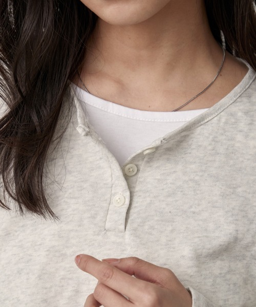 OFROOM(オフルーム)の「Sheer Henley Layered Style Top|シアーヘンリーレイヤード風トップス(Tシャツ/カットソー・レディース・ホワイト×グレー/ホワイト/オートミール・FREE)」の16枚目の写真