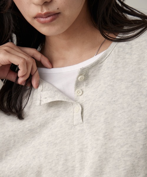 OFROOM(オフルーム)の「Sheer Henley Layered Style Top|シアーヘンリーレイヤード風トップス(Tシャツ/カットソー・レディース・ホワイト×グレー/ホワイト/オートミール・FREE)」の17枚目の写真