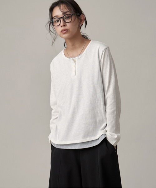 OFROOM(オフルーム)の「Sheer Henley Layered Style Top|シアーヘンリーレイヤード風トップス(Tシャツ/カットソー・レディース・ホワイト×グレー/ホワイト/オートミール・FREE)」の4枚目の写真