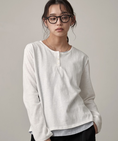 OFROOM(オフルーム)の「Sheer Henley Layered Style Top|シアーヘンリーレイヤード風トップス(Tシャツ/カットソー・レディース・ホワイト×グレー/ホワイト/オートミール・FREE)」の6枚目の写真