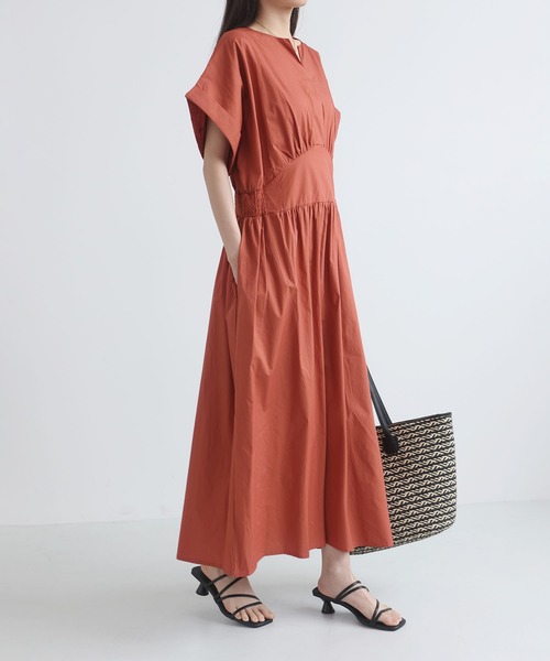 MAISON DE THERESE（メゾン ド テレーズ）の「Vカットネック　シャーリング　フレンチ袖ロングワンピース　　カジュアル ロングマキシ丈（ワンピース・レディース・GRAY/Brick・FREE）」の5枚目の写真