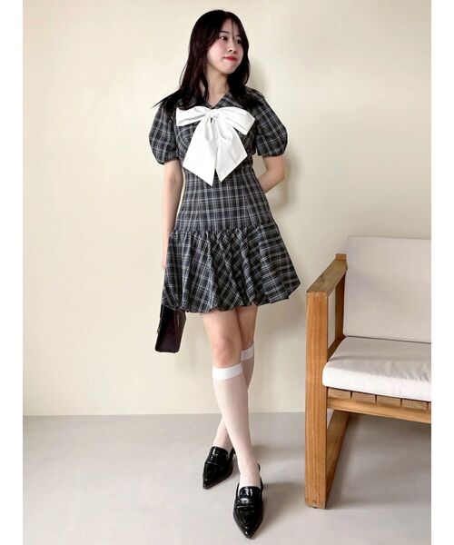 dazzlin(ダズリン)の「バルーンチェックミニワンピース(ワンピース・レディース・ブラウン/ベージュ/ブラック・MEDIUM/SMALL)」の5枚目の写真