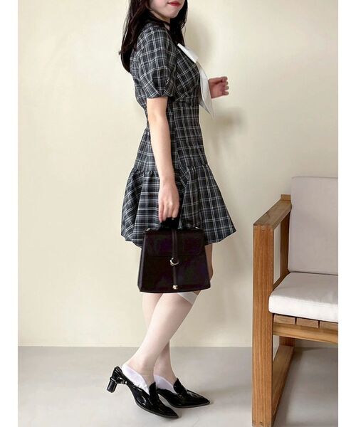 dazzlin(ダズリン)の「バルーンチェックミニワンピース(ワンピース・レディース・ブラウン/ベージュ/ブラック・MEDIUM/SMALL)」の8枚目の写真