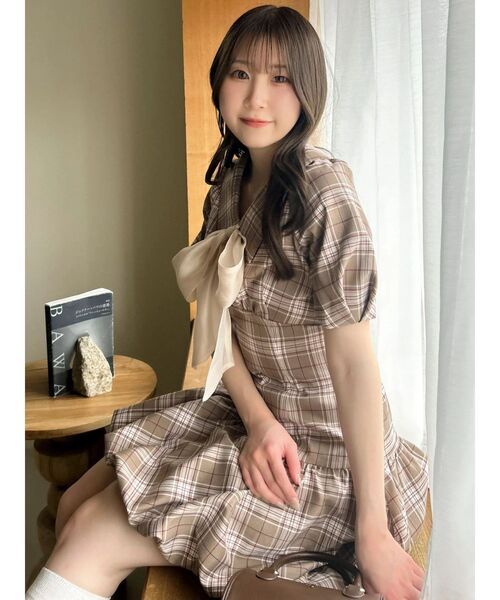 dazzlin(ダズリン)の「バルーンチェックミニワンピース(ワンピース・レディース・ブラウン/ベージュ/ブラック・MEDIUM/SMALL)」の13枚目の写真