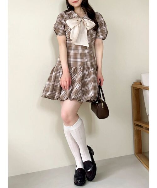 dazzlin(ダズリン)の「バルーンチェックミニワンピース(ワンピース・レディース・ブラウン/ベージュ/ブラック・MEDIUM/SMALL)」の15枚目の写真