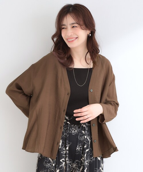 SHOO・LA・RUE(シューラルー)の「【洗濯機可/S-LL】お顔周りすっきり 大人のシアーシャツカーディガン(カーディガン/ボレロ・レディース・ダークブラウン/オフホワイト/ブラック・01/02/03/04)」の12枚目の写真