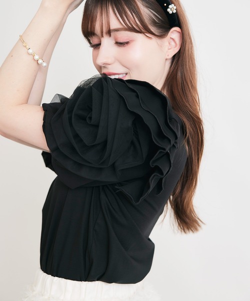 PICCIN PERLA(ピッチンペルラ)の「ローズティアードスリーブプルオーバー(Tシャツ/カットソー・レディース・オフホワイト/ブラック・M)」の2枚目の写真