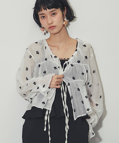 ANOTHER S(アナザーエス)の「楊柳 花刺繍フロントリボン前後2wayブラウス(シャツ/ブラウス・レディース・オフホワイト/ブラック/サックスブルー・FREE)」の6枚目の写真